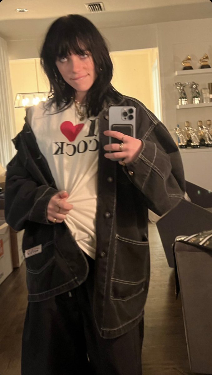 H0PEUROK's tweet photo. BILLIE. FUCKING. EILISH. NDBCNNSNDBS SHE LOOKS SO GOOOOOODDDDD https://t.co/qfl5i6xAI6