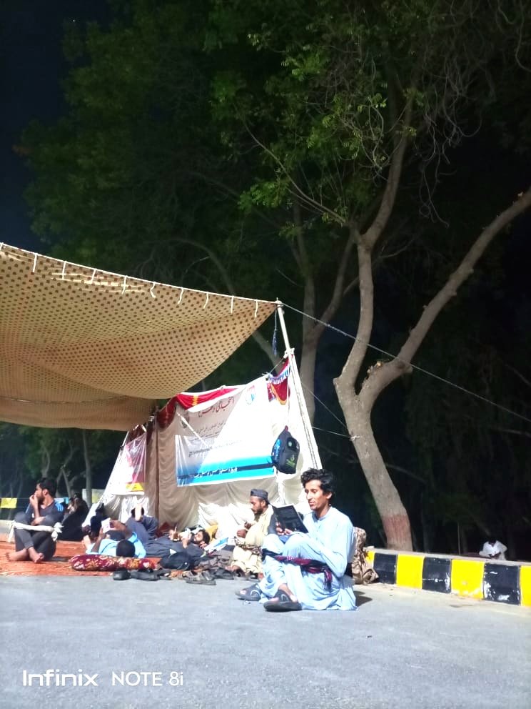 moinjatoibloch's tweet photo. #TokenHungerStrikeInIUB #NoFeesOnReserveSeatsInIUB #RestoreReserveSeatsofBalochistanInIUB
تونڑیں تہاریں شفاں
  یا باز دیریں مِزلاں
مں زاناں کہ روش بی 
 پند دراژیں گُنڈ بنت
 چاچا اللہ بخش https://t.co/ZUZq0kbHef
