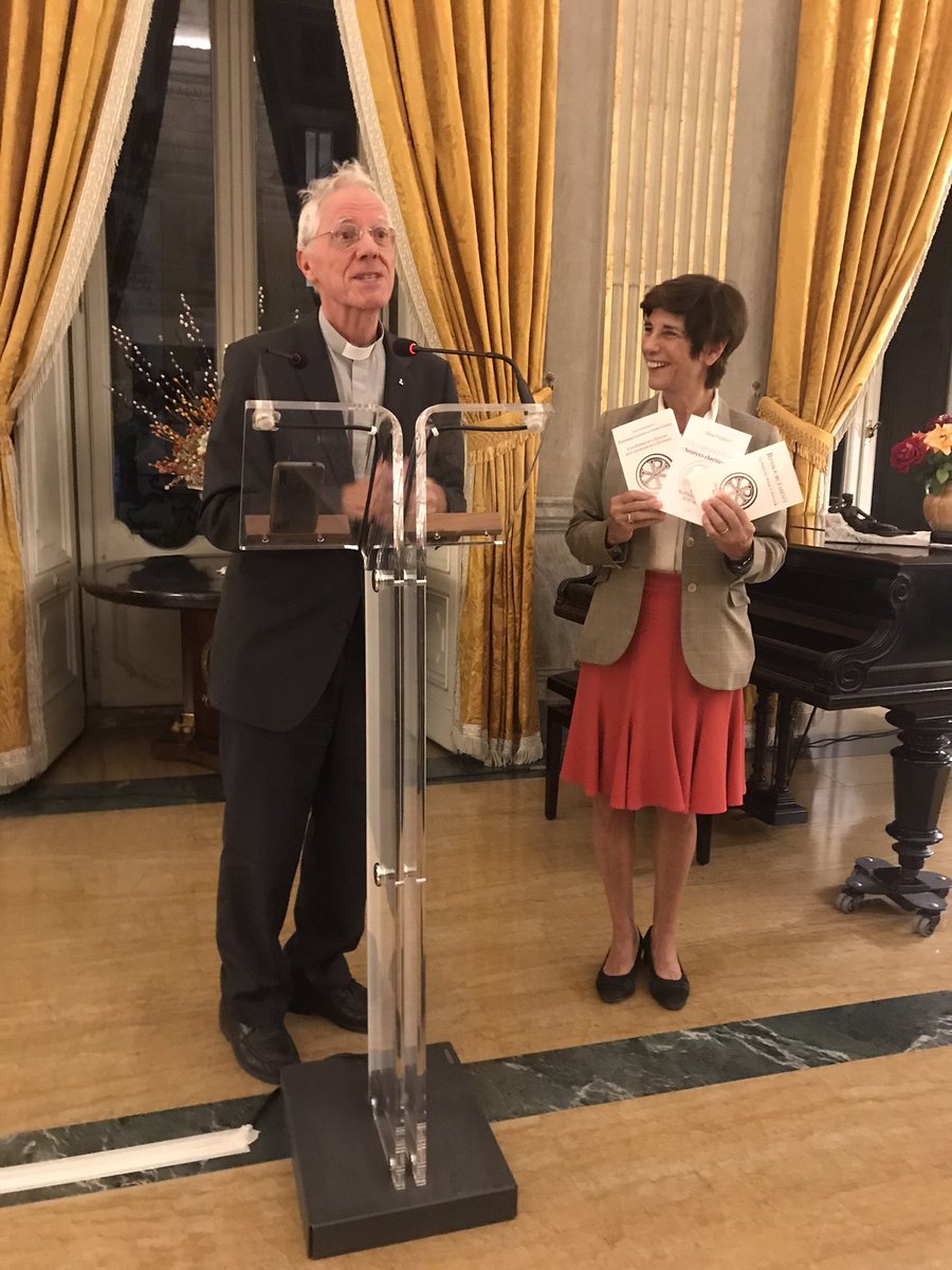 FranceauVatican's tweet photo. À l’occasion des journées d’études qui marquent le 80e anniversaire de la création de la 📚« Sources Chrétiennes » l’ambassadrice, en recevant des participants, rappelle comment cette 📚 est une pièce maîtresse du retour des sources bibliques liturgiques et patristiques du ✝️ https://t.co/ZyIrn8O77E