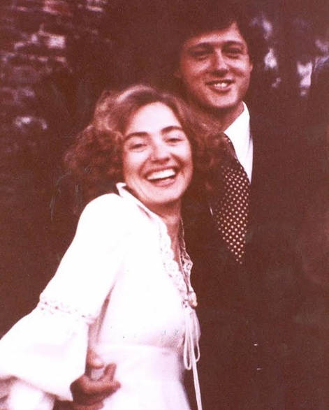 mariobianchi18's tweet photo. L'#11ottobre 1975 si sposano #BillClinton e #HillaryRodham. Si erano incontrati nel '72 da studenti di Yale e lavoravano alla campagna elettorale di McGovern. Dopo il matrimonio si trasferiranno in Arkansas, dove Clinton diventerà governatore: da lì inizierà la sua carriera. https://t.co/hmtbSbhazf