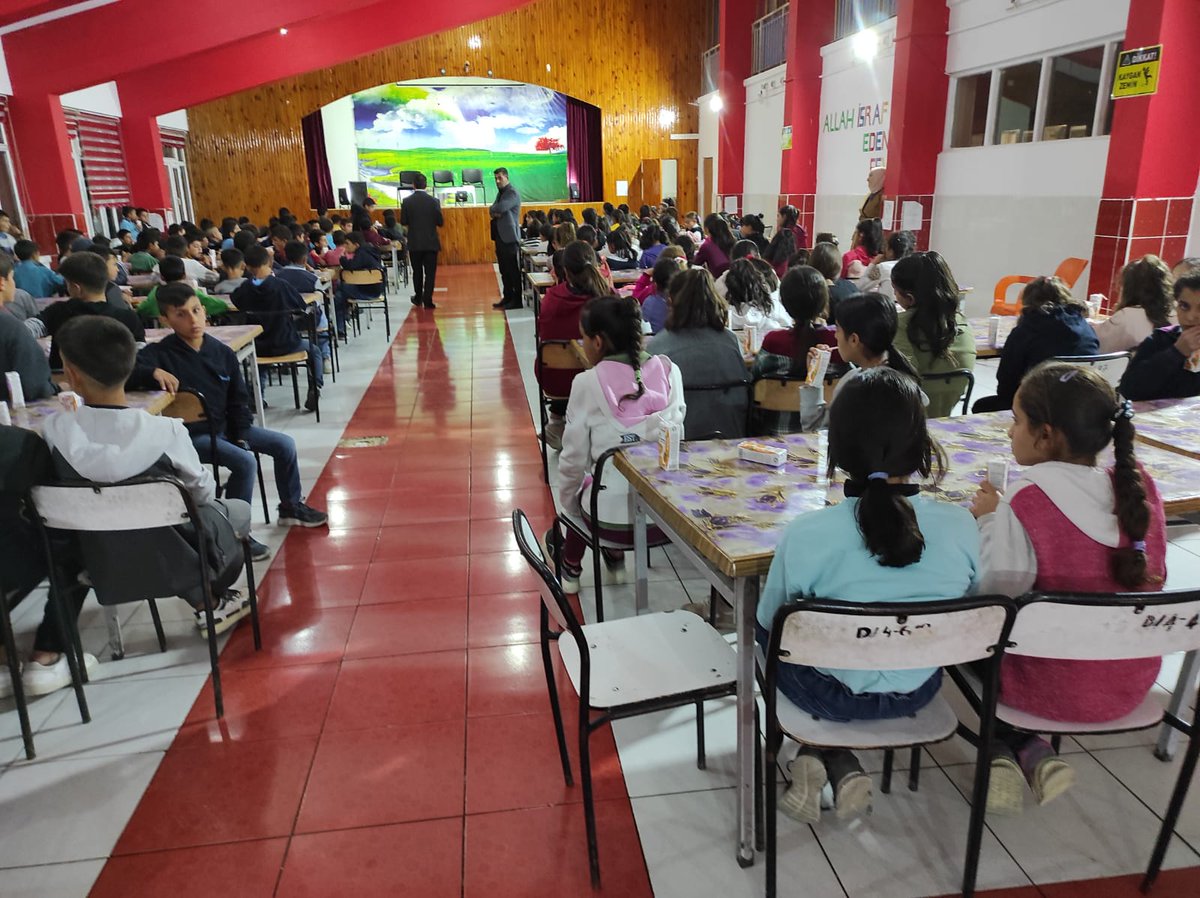 patnosybo's tweet photo. Okul müdürlüğümüz ve Patnos İlçe Müftülüğü Gençlik Koordinatörülüğü tarafından organize edilen Mevlid-i Nebi Programı kapsamında müftülük yetkilileri öğrencilerimizle bir araya geldiler. https://t.co/Y8RpCpW5aN