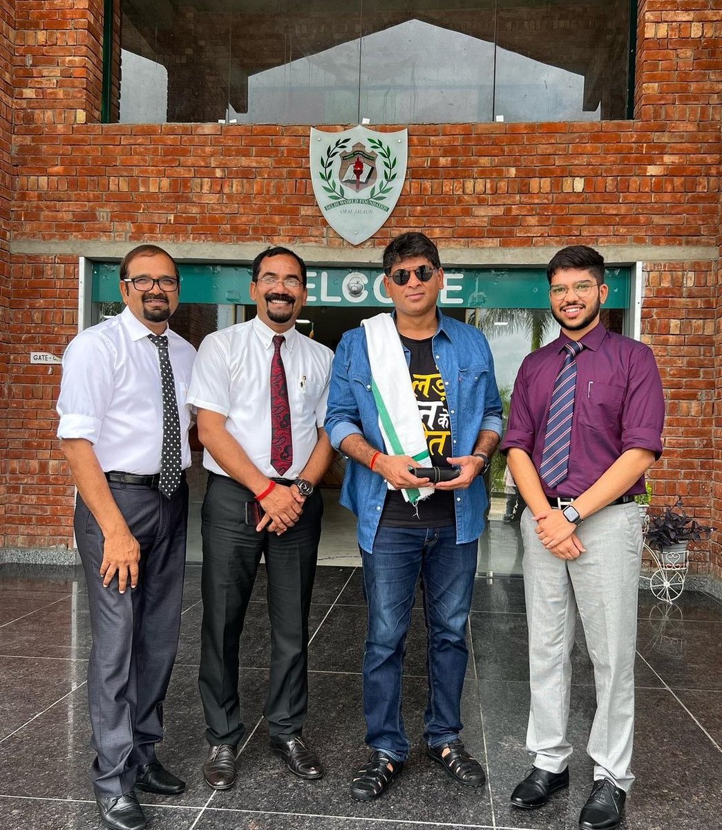 dwps_orai's tweet photo. Indian journalist and editor of #Thelallantop,  Mr. Saurabh Dwivedi visited our school and interacted with the students! Great conversations 
flowed about the development of Bundelkhand region and more!
.
.
#thelallantop #schoolguest #indianjournalist #visitschool #bundelkhand https://t.co/5j7GhKqcm9