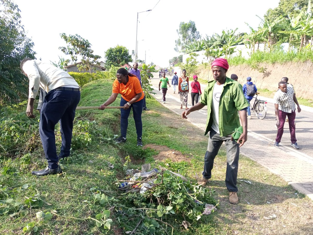 Nyuma y'ibikorwa by'Isuku, abaturage bahawe ubutumwa bwibanze ku kwimakaza umuco w'isuku, Kwirinda icyorezo cya #Ebola no gukomeza kuzirikana ubumwe n'ubudaheranwa bw'Abanyarwanda muri uku kwezi bitabira ibikorwa byateganyijwe. @Unity_MemoryRw @RBCRwanda