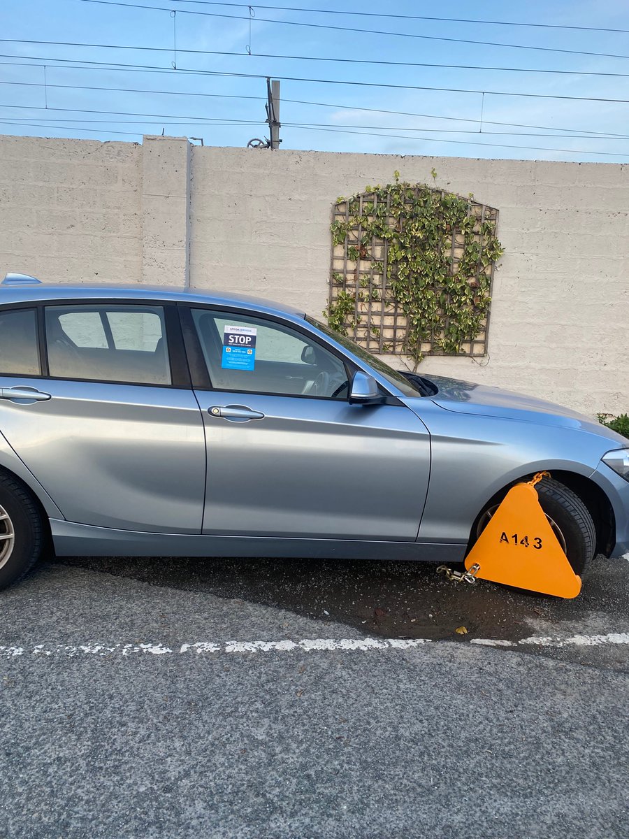 jenoconnell's tweet photo. This happened yesterday in #Greystones with 3 mins left on my ticket. I eventually got through to @APCOAConnectIE and got it released without paying €125 - apparently they know the QR code isn’t working. But they’re still allowing people to use it and still clamping cars 🤷🏻‍♀️ https://t.co/1NpbXe44X6