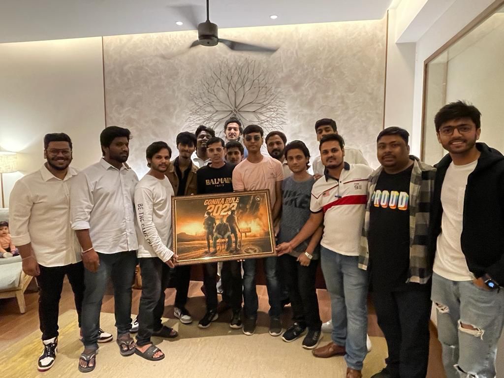 news18dotcom's tweet photo. #ShahRukhKhan Invites Chennai Fans to Dinner, Personally Greets Them After Wrapping #Jawan | @sonildedhia 

See Pics: https://t.co/DJKxtM8wPY https://t.co/SqSJvovwpW