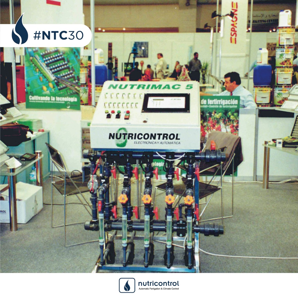 Nutricontrol_es's tweet photo. Viajamos en el tiempo. 🚀
Estamos en una época del año repleta de ferias y eventos, y abriendo el baúl de los recuerdos nos hemos encontrado con estas fotos, que nos recuerdan algunas de las ferias que hemos ido durante estos 30 años.
¡Que recuerdos! 🤗
#Nutricontrol #NTC30 https://t.co/xebxVDnDRH