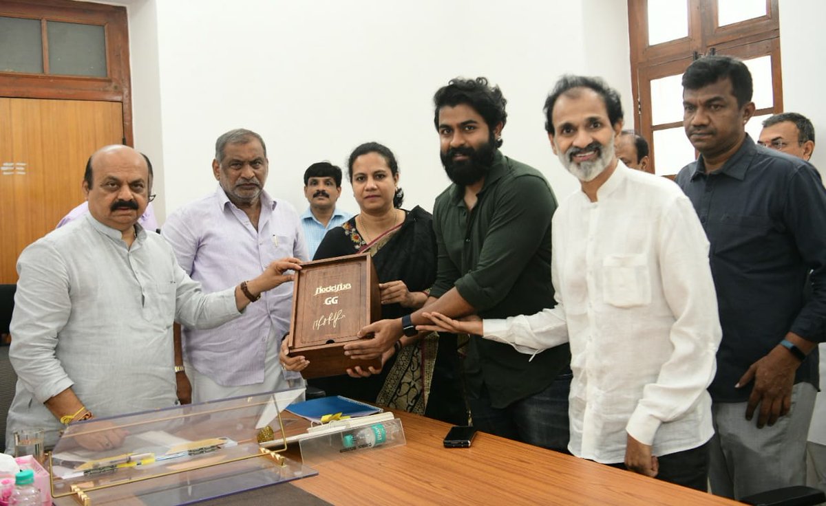 CMofKarnataka's tweet photo. ಮುಖ್ಯಮಂತ್ರಿ @BSBommai ಅವರನ್ನು ಅಶ್ವಿನಿ ಪುನೀತ್ ರಾಜಕುಮಾರ್, ರಾಘವೇಂದ್ರ ರಾಜಕುಮಾರ್ ಹಾಗೂ ಕುಟುಂಬದವರು ಭೇಟಿಮಾಡಿ, ದಿವಂಗತ ಪುನೀತ್ ರಾಜಕುಮಾರ್ ಅವರ ಕೊನೆಯ ಚಿತ್ರ ಗಂಧದ ಗುಡಿ ಬಿಡುಗಡೆಯ ಪೂರ್ವಭಾವಿ ಕಾರ್ಯಕ್ರಮಕ್ಕೆ ಆಹ್ವಾನ ��ೀಡಿದರು. https://t.co/q7FhTu56wZ