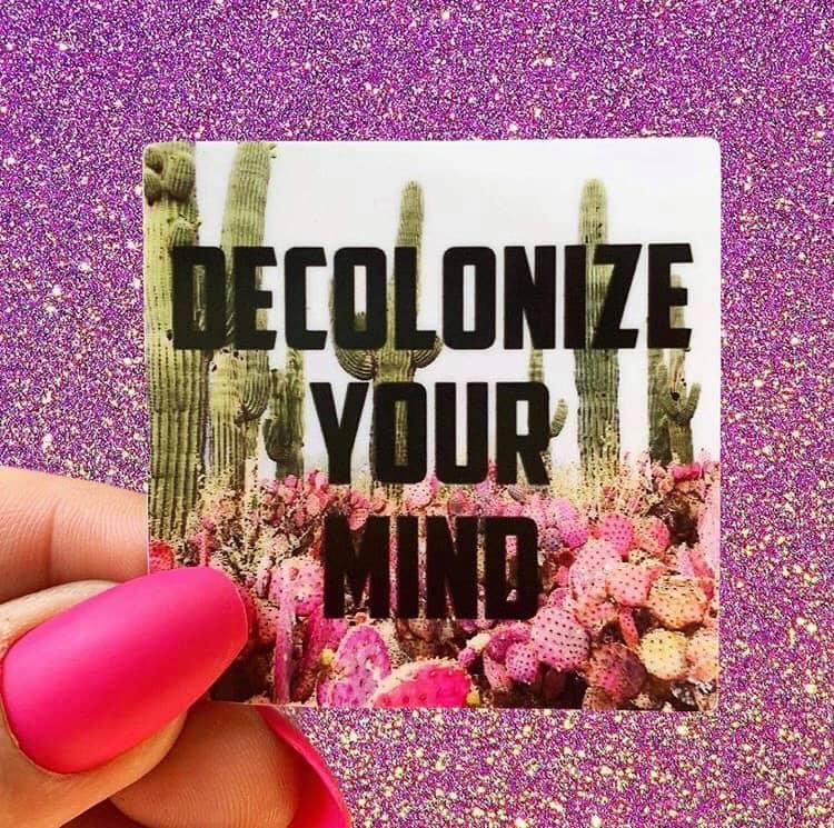 Mañana #12OctubreNadaQueCelebrar no estaremos en redes porque iremos a la manifestación, por eso queremos dejarles un hilo con nuestros libros de cabecera sobre feminismo decolonial. Algunos ya tienen sus años pero siguen igual de vigentes (abrimos 🧵) imagen del muchachafanzine