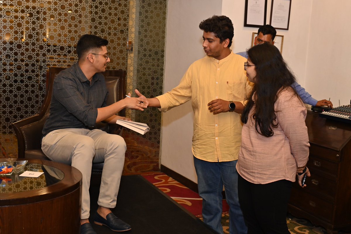 FoundationPK's tweet photo. Saksham Garg signing copies of his book ‘Samsara: Enter the Valley of the Gods’ at Write Circle #Jaipur.

@sakshamgarg94 @UrviBhuwania @FoundationPK @SiyahiJaipur @ITCRajputana @spagia_f @ehsaaswomen https://t.co/iyFwpjTidy