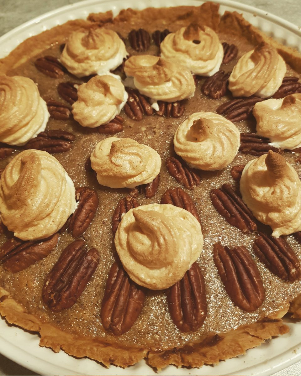 Vvarcatox's tweet photo. @TheBelleDame1 Made one with pecan custard (+ Meringue topping and more pecans for decoration) half a year ago, it was fabulous. Yours is looking damn fine as well 👌 https://t.co/5dApqeXPFq