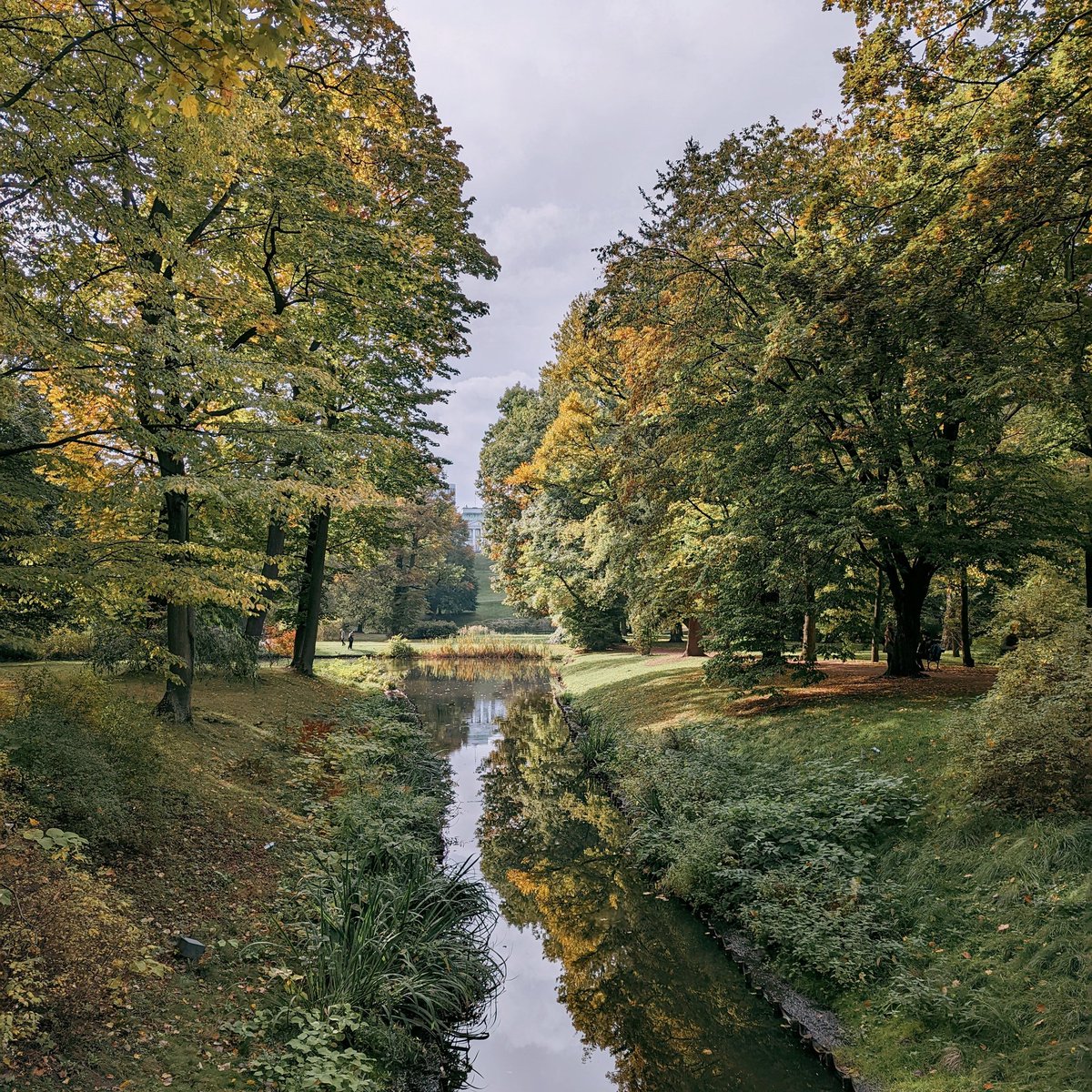 Autumn is here! 🍂🍁🍃 A walk in the beautiful Royal Lazienki Park, a must visit in #Warsaw #Poland