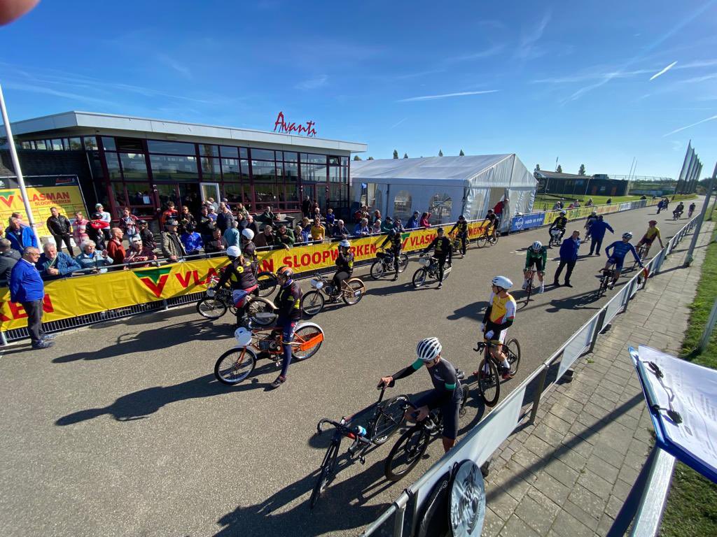 Net voor de start van de 2e manche maken 13 renners en 13 gangmakers zich gereed voor de finale dernywedstrijd van WV Avanti