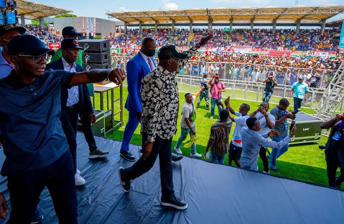 Laaycon's tweet photo. The youth love him, The women trust him… what more can you ask for. This is refined grace and the result of dedication to progressive Lagos and Nigeria. JAGABAN is coming 2023. #BAT2033 … @Qdpaper2 @Mr_JAGs amplify https://t.co/gElXrQlt4b