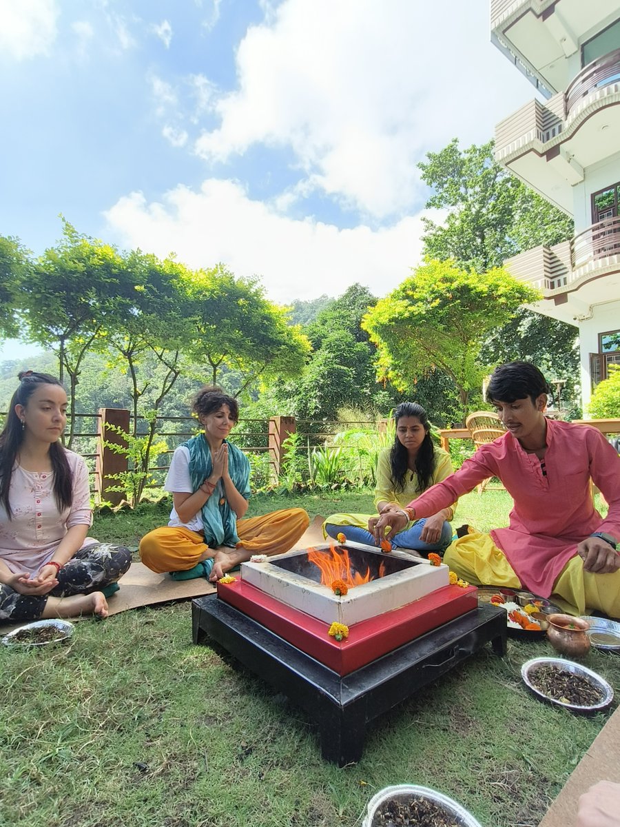 realhappiness_'s tweet photo. Vedic Havan (fire) ceremony:
The fire ritual is a means discovered by the sages of #detoxifying and revitalizing the forces of #nature.
Web: https://t.co/K5rvbkQT1l
#fireceremony #meditationteacher #meditationretreat https://t.co/5FanrvICJW