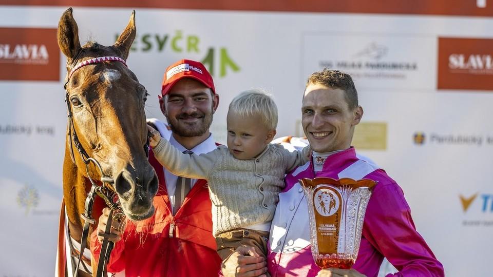 martincap1's tweet photo. Ve vítězi Velké pardubické Mr Spexovi, který se narodil v malém hřebčíně na západě Německa, vidělo jeho okolí v čele s trenérem Lubošem Urbánkem od první chvíle výborného skokana. Celý příběh tady: https://t.co/idNwY4stHl https://t.co/MGJ1QZFhYp