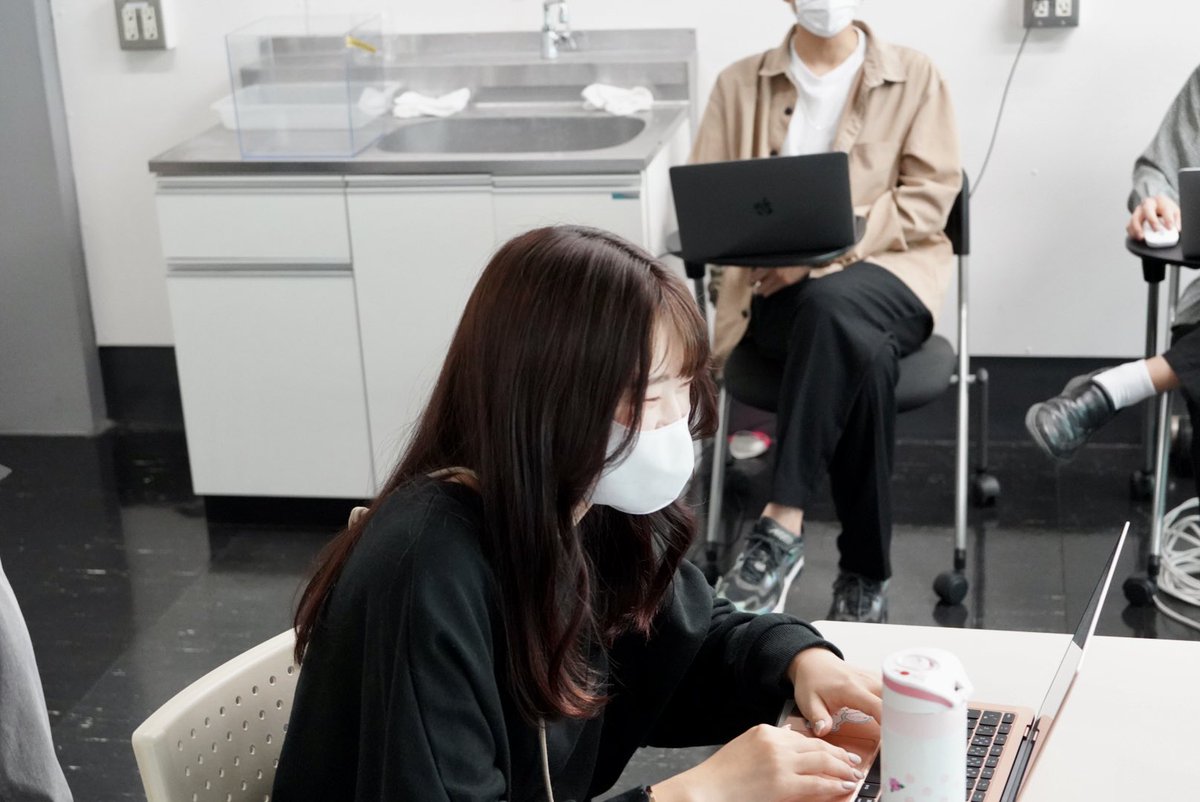 本日の勉強会は「CG概論」でした！

CGが出来上がるまでに何をどうすればいいのか、どんなソフトがあるのか、などを学びました！

また、VJシステムを作って遊んだりもしました！！！