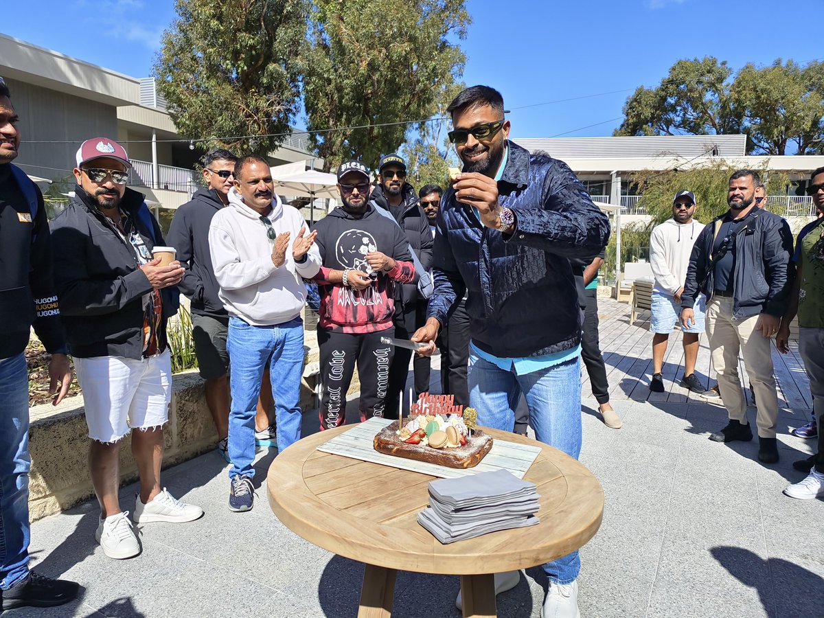 Many many happy returns of the day <a href="/hardikpandya7/">hardik pandya</a>. 🎂😊 #TeamIndia