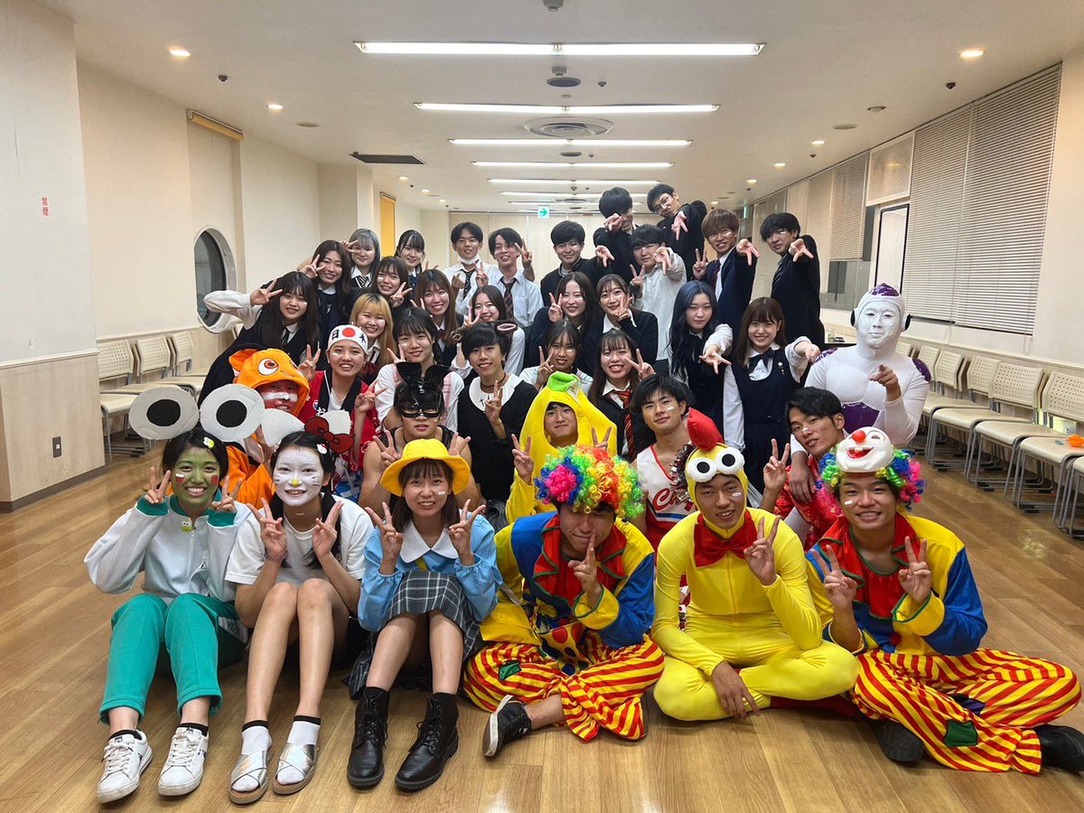 CircleGraffiti's tweet photo. 先日36代主催の仮装ボーリングが行われました！🥳

面白い仮装と可愛い制服でとっても楽しい空間でした🫶
36代のみんなお疲れ様でした😉

次のイベントは秋合宿です🍠🍁
ぜひご参加ください🧡

#テニスサークル #graffiti  #グラフィティ #仮装  #ボーリング https://t.co/U9vap28nLd
