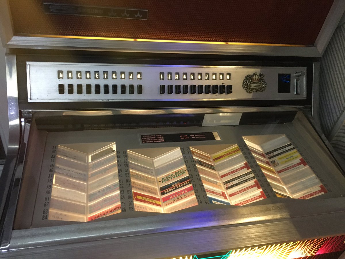 Lion__76's tweet photo. Ieri al ristorante il mangiare ottimo ma il pezzo forte è stato il juke box, prima o poi lo compro uno per casa https://t.co/97Gauuy79O