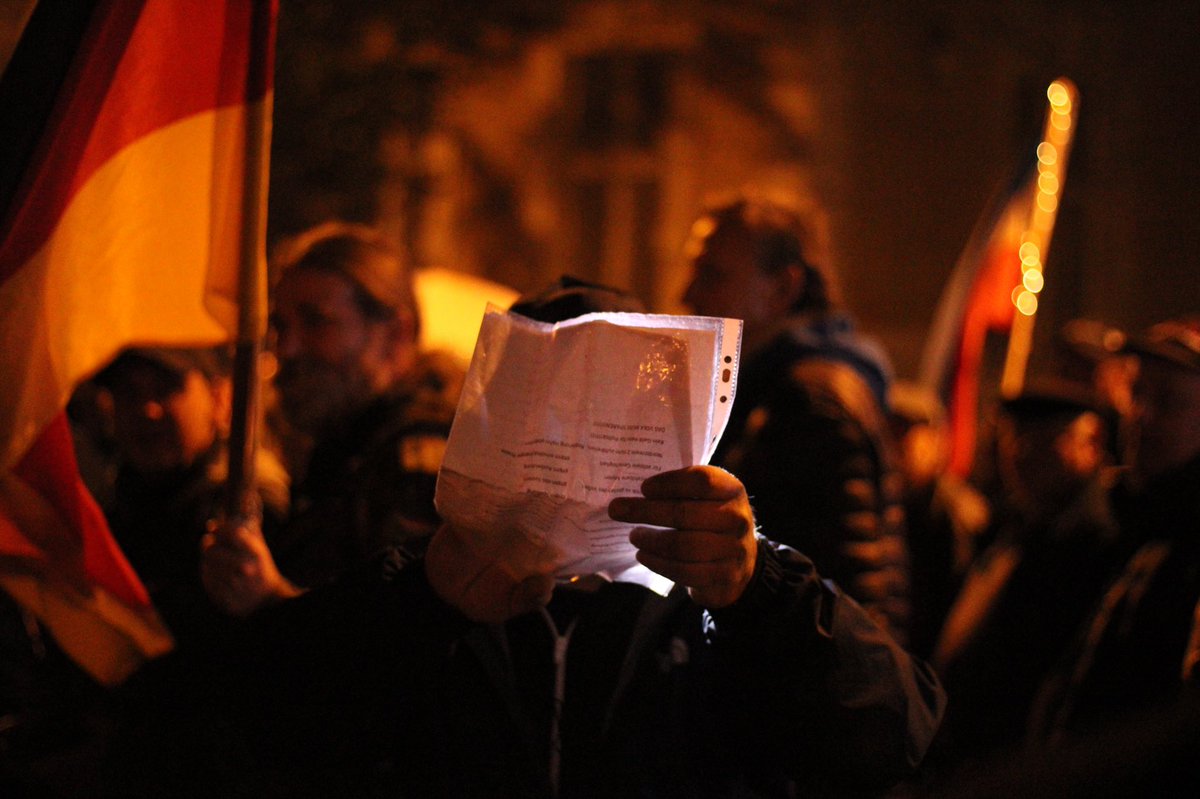 Gestern liefen etwa 300 Personen mit der #heisserherbst Demo durch Rostock. #hro1010 Die TN waren teilweise aggressiv gegenüber Journalist*innen. Einige Bilder von gestern Abend findet ihr hier: flickr.com/gp/194917994@N…