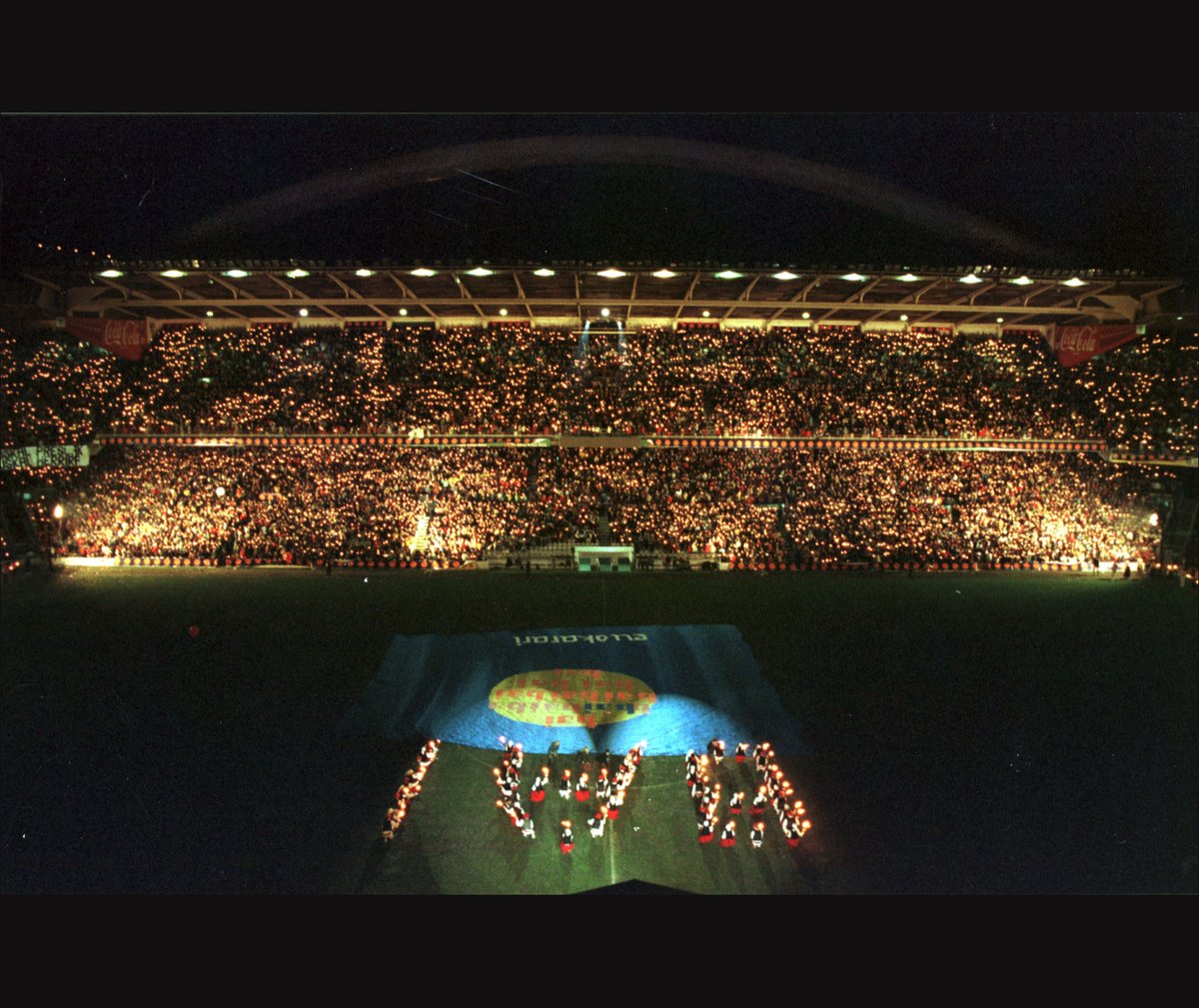 1998ko abenduaren 26an, Kontseiluak deituta, 120.000 pertsona bildu ziren bost futbol estadiotan, Bilbon, Donostian, Gasteizen, Iruñean eta Biarritzen.

Bai Euskarari! XXI. mendeko akordio zabala abian jartzea helburu zuen kanpainaren itxiera-ekitaldia izan zen.

#Kontseiluak25