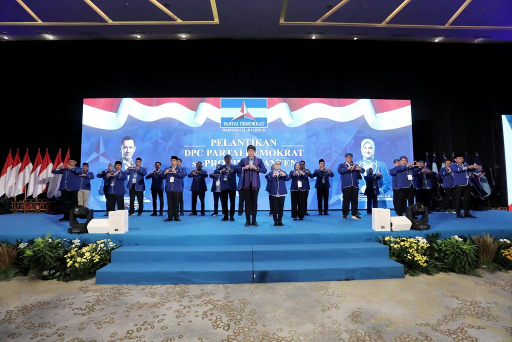 AgusYudhoyono's tweet photo. Alhamdulillah, kemarin saya telah melantik delapan Ketua &amp; Pengurus DPC se-Banten. Ketua DPD @pdemokratbanten, Teh @via_jayabaya1 sempat menyampaikan, sudah beberapa tahun terakhir ini, warga Banten kesulitan mencari pekerjaan &amp; mendapatkan pelayanan kesehatan serta pendidikan. https://t.co/t72TYx9MgX