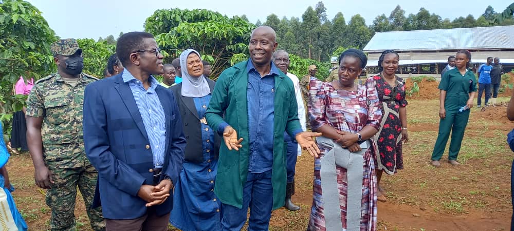 emayanja's tweet photo. Katikkiro @cpmayiga atandise okulambula abalimi e Ssese.  Asookedde ku Ssese Buyindi mixed farm eya Mw. Paul Ssemanda, okuli ennimiro y'emmwanyi,  eddundiro ly'ebisolo, n'ebirime ebyenjawulo. https://t.co/XVKwlpSXW2