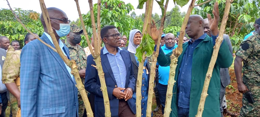 emayanja's tweet photo. Katikkiro @cpmayiga atandise okulambula abalimi e Ssese.  Asookedde ku Ssese Buyindi mixed farm eya Mw. Paul Ssemanda, okuli ennimiro y'emmwanyi,  eddundiro ly'ebisolo, n'ebirime ebyenjawulo. https://t.co/XVKwlpSXW2