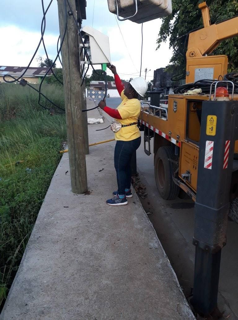 AlasMoJ's tweet photo. These young #Liberian women have broken the glass ceiling to become #electricaltechnicians in a male-dominated profession. Go on, girls. What men can do, women can do, even better. @MaEllenSirleaf @unwomenliberia #FEJAL @UnionLiberia @upjit_jeety  @abdoulayebai @LIBLATESTNEWS https://t.co/VhLvaxhhug
