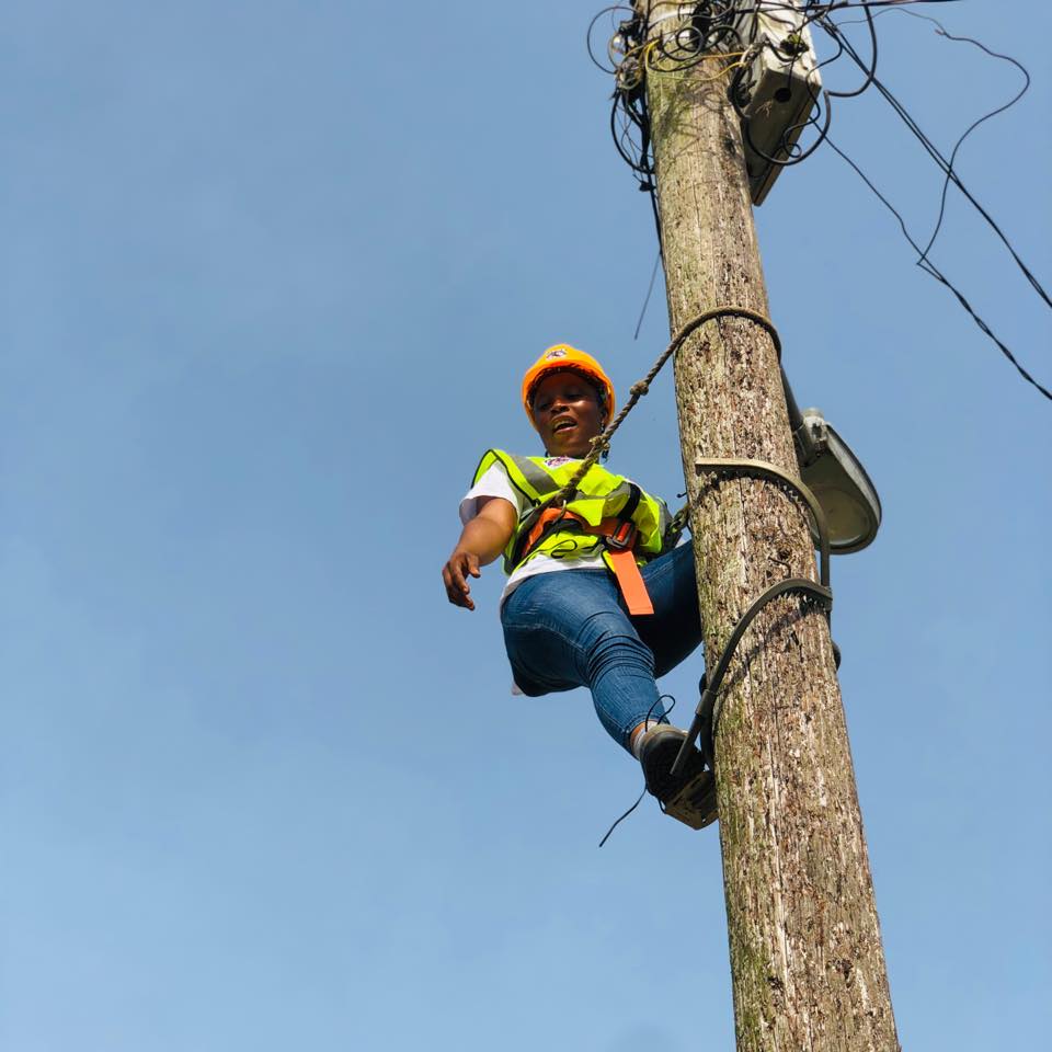 AlasMoJ's tweet photo. These young #Liberian women have broken the glass ceiling to become #electricaltechnicians in a male-dominated profession. Go on, girls. What men can do, women can do, even better. @MaEllenSirleaf @unwomenliberia #FEJAL @UnionLiberia @upjit_jeety  @abdoulayebai @LIBLATESTNEWS https://t.co/VhLvaxhhug