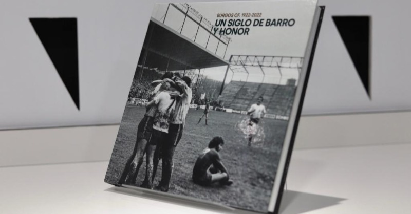 Burgos_CF's tweet photo. 1️⃣0️⃣0️⃣ años de historia que ya pueden leerse.
El #BurgosCF presentó anoche su libro del #SentimientoInfinito en un emotivo acto que reunió a infinidad de protagonistas claves en la historia del club blanquinegro.
#EstoVaEnSerio