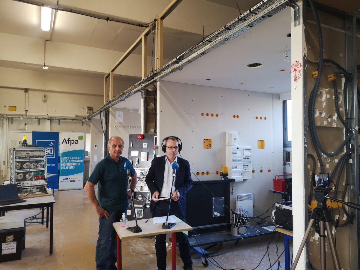 FTravail_PACA's tweet photo. Semaine du #BTP : journée #emploi sur @bleuprovence en direct de l'@AFPA_PACA Marseille La Treille 🎙️👉 comment les emplois du secteur évoluent avec la transition écologique avec @capeb13 @FBTP13 @poleemploi_13 @AuroreLucas3 @cassado_m @UNGE https://t.co/ZCO4B1Xfws