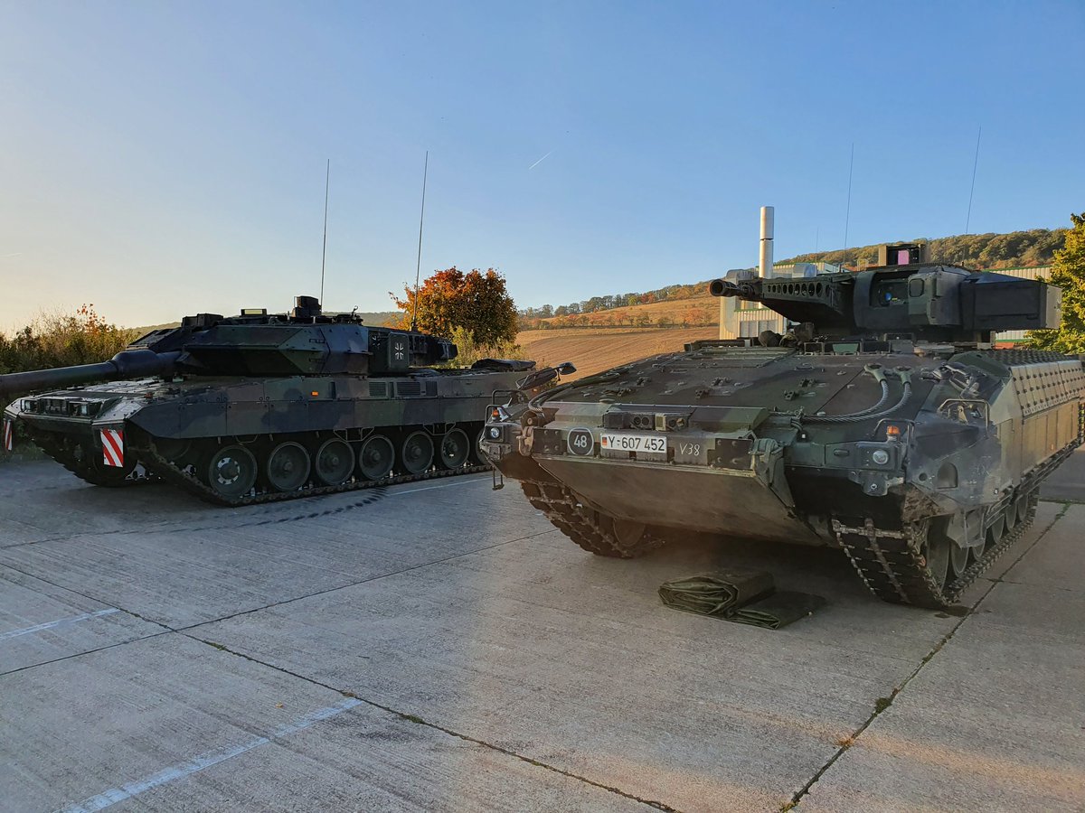 PzBtl393's tweet image. Damit die Raubkatzen auch miteinander "reden" können. Letzter Verbindungstest vor den nächsten Großvorhaben. #Leopard2A7V #PumaVJTF #DEUGefVbdVJTF
