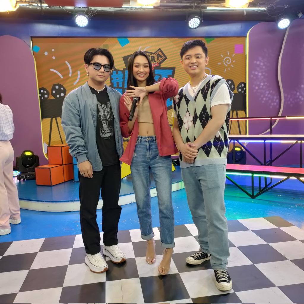 Thank you mga katroPIE sa pagsama sa amin ng halos tatlong oras para sa #PIEnaloMediacon! 

Sana nag-enjoy kayo kasama ang Team Sinong Manok Mo?, Team PIEnalo Pinoy Games, Team PIEgalingan at Team Pak Palong Follow! 🙏🫰