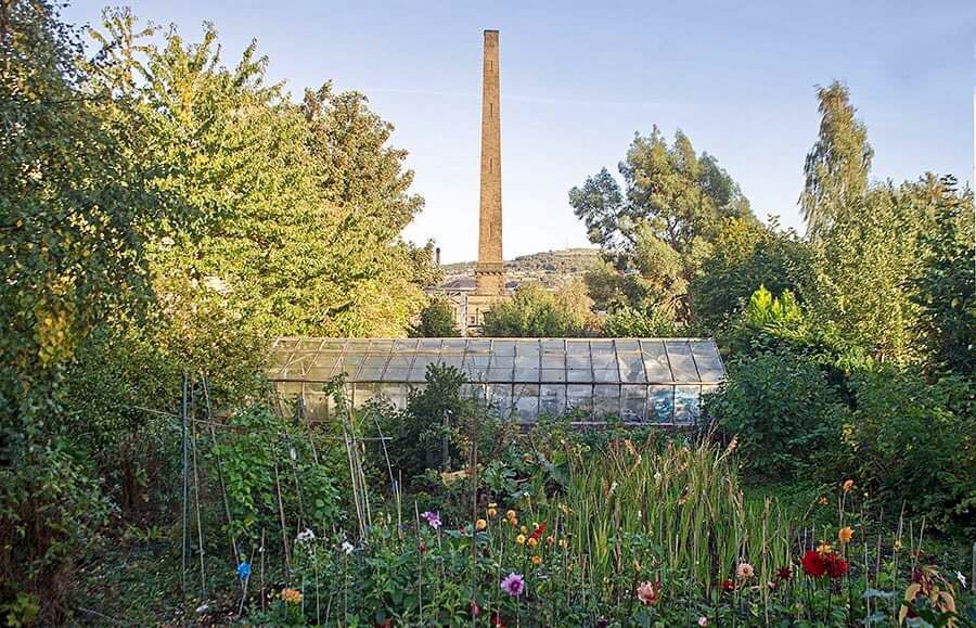 JoeGudgeonPhoto's tweet photo. Saltaire.
@SaltsMill @SaltaireStories @SaltaireBrewery #picturesque #yorkshire #flowers #mill #millchimney @BBCLookNorth @IanBeesleyphoto @YorkshireTea #photography #nature #bluesy https://t.co/cWurg1lsC8