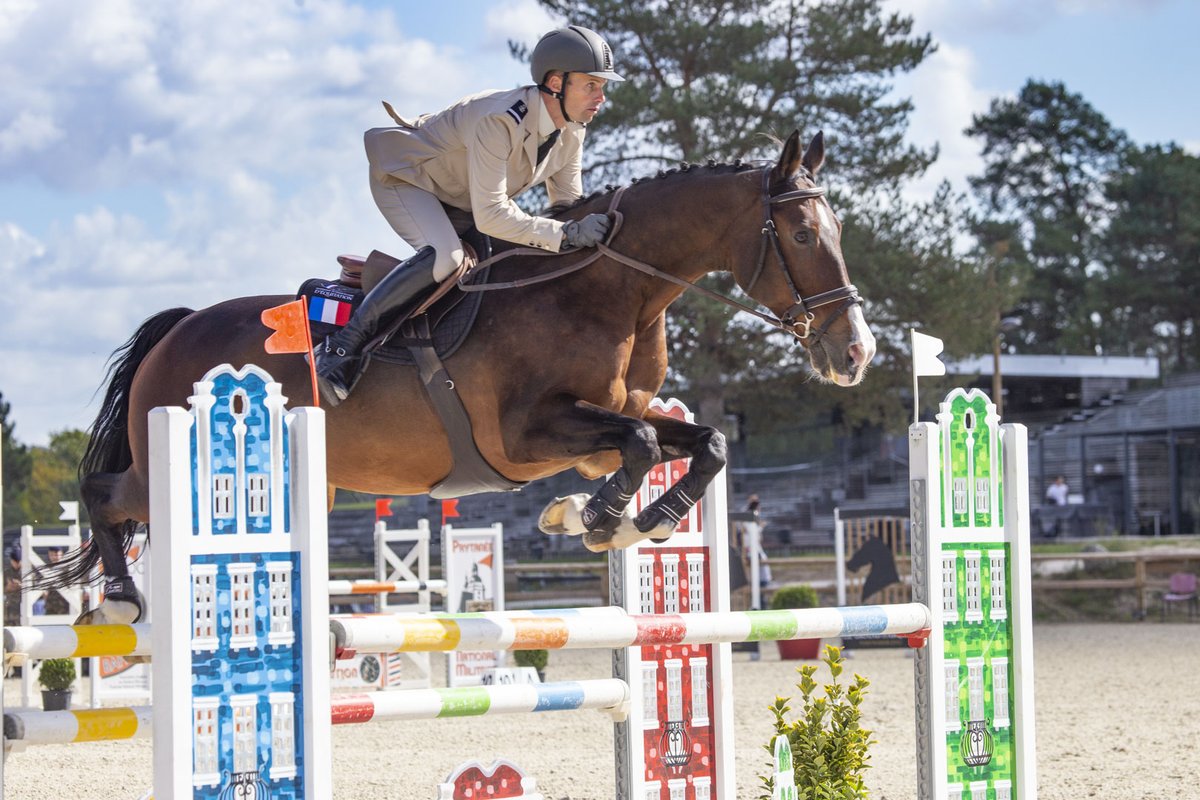 CEMA_FR's tweet photo. Félicitations à l’ADC Donatien SCHAULY pour sa victoire au championnat du monde militaire d’équitation ce week-end à Fontainebleau. Nécessitant sang-froid, écoute et maîtrise, alliant vitesse, puissance et précision, l’équitation est un art historiquement lié au monde militaire. https://t.co/fvsnU65UDc