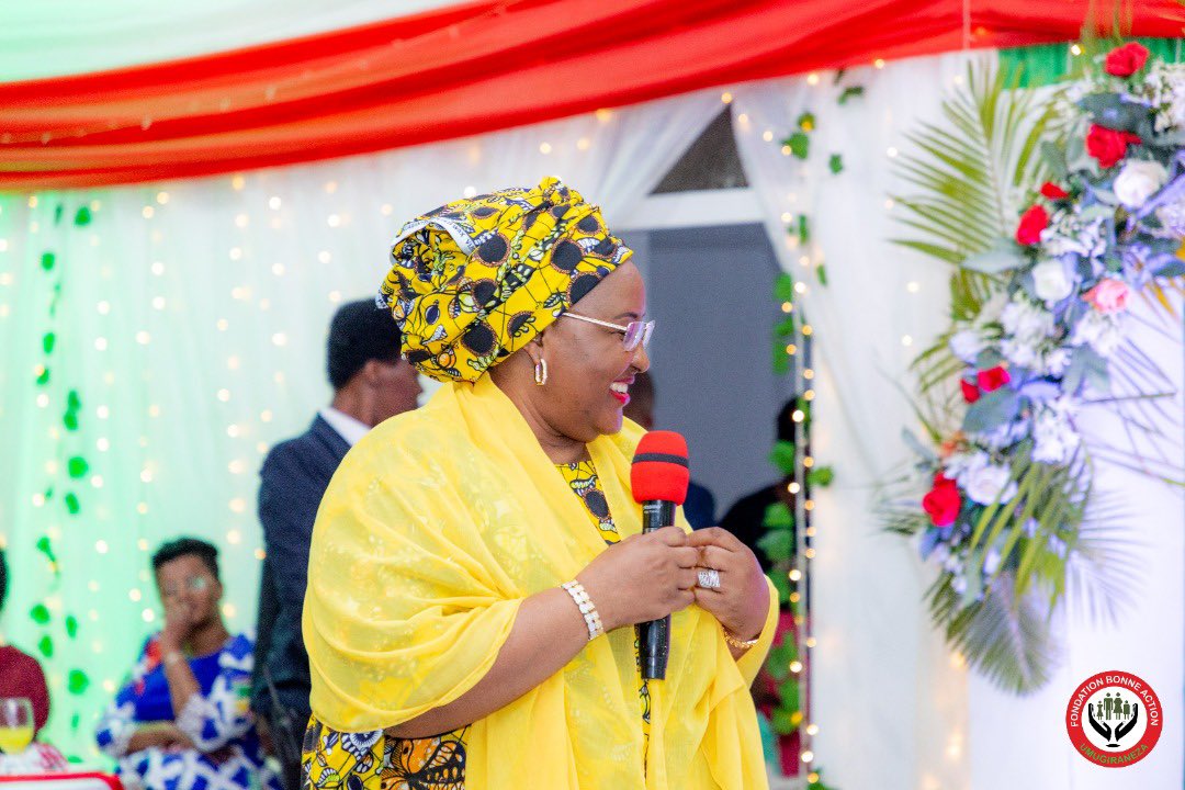 NtareHouse's tweet photo. Lors d’une réception officielle, SE Evariste #Ndayishimiye a salué la présence de la Première Dame du Nigeria SE Aisha Buhari et de l’ancienne Première Dame de la Tanzanie SE Salma Kikwete, venues marquer leur soutien à leur consœur du #Burundi SE Angeline Ndayishimiye. #FFL22 https://t.co/ahFUFuoylx