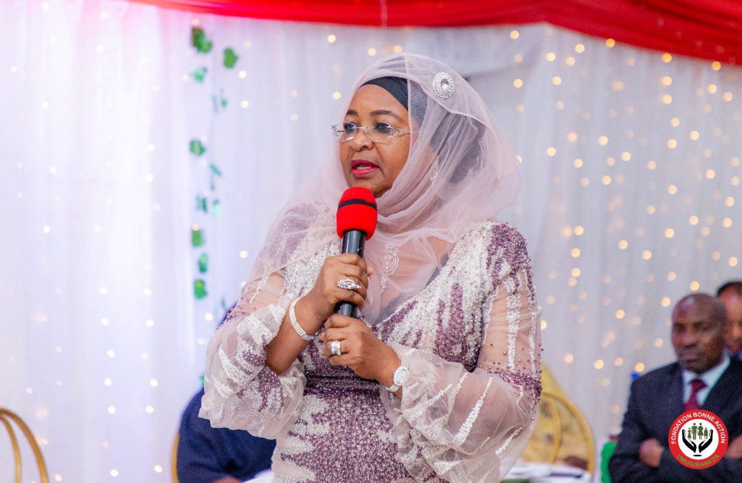 NtareHouse's tweet photo. Lors d’une réception officielle, SE Evariste #Ndayishimiye a salué la présence de la Première Dame du Nigeria SE Aisha Buhari et de l’ancienne Première Dame de la Tanzanie SE Salma Kikwete, venues marquer leur soutien à leur consœur du #Burundi SE Angeline Ndayishimiye. #FFL22 https://t.co/ahFUFuoylx