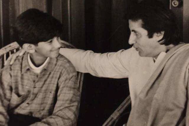 DulquerTrends_'s tweet photo. Wishing you very happy birthday to the living legend of indian cinema @SrBachchan ❤
May you live long &amp; keep entertaining us !!

#HBDAmitabhBachchan 
@dulQuer #DulquerSalmaan https://t.co/kzEBHsu02N