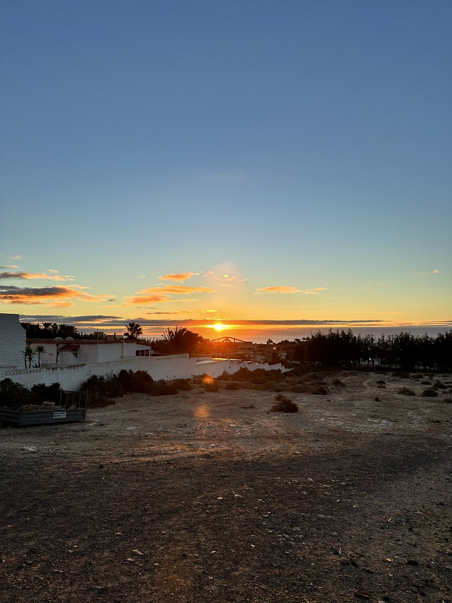 thereadingpara's tweet photo. Good morning! Up with the sunrise again this morning to do my last run of the holiday. #YorkshireMarathon on Sunday! π± #JulesLeave #Fuerteventura π
https://t.co/BPlIey572G
