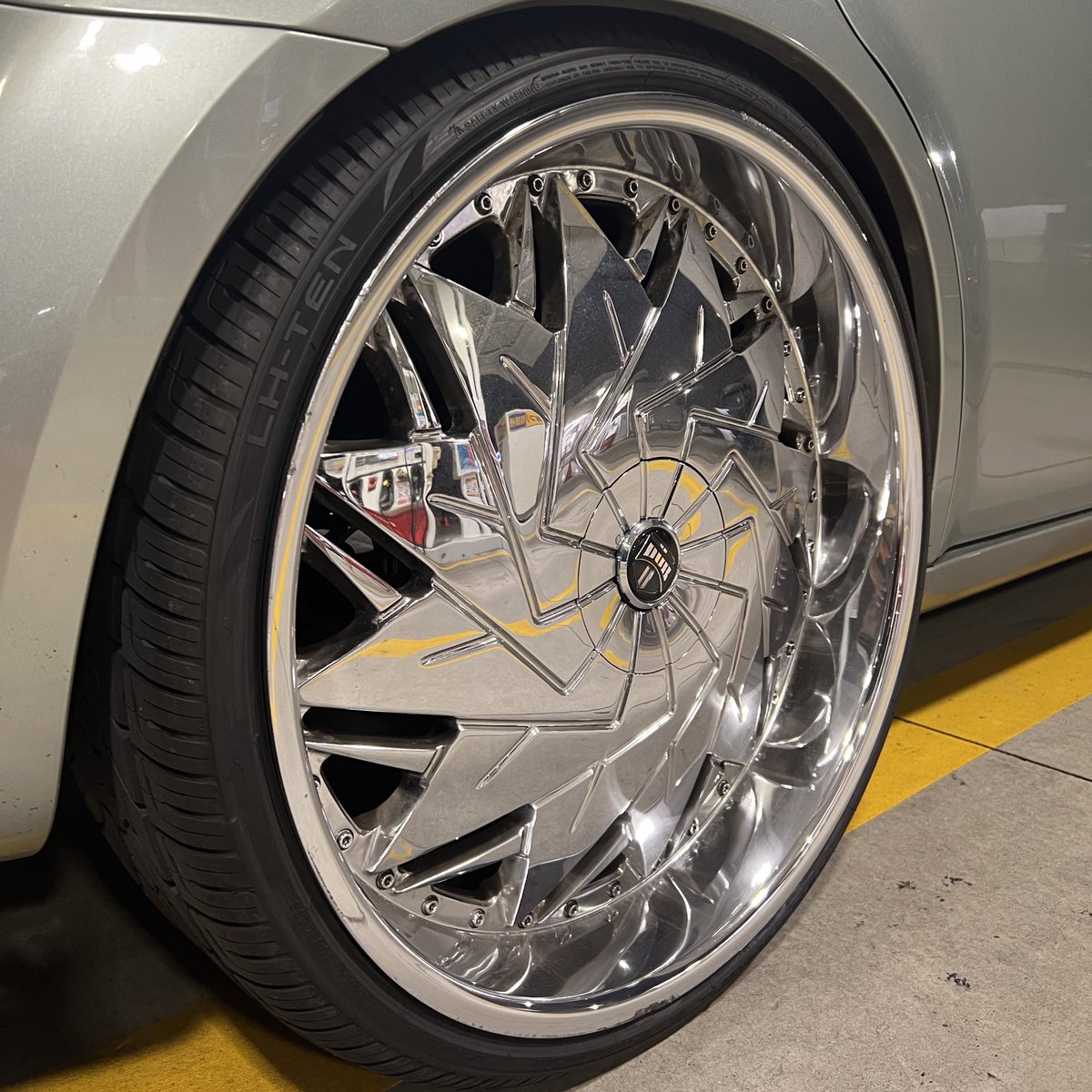 365streetlife's tweet image. K-BOYA × 365streetlife

#thecolorofmoney 
#365streetlife
#CHRYSLER #300c #customcar 
#アメ車 #Hタウンダロモシカシテココ