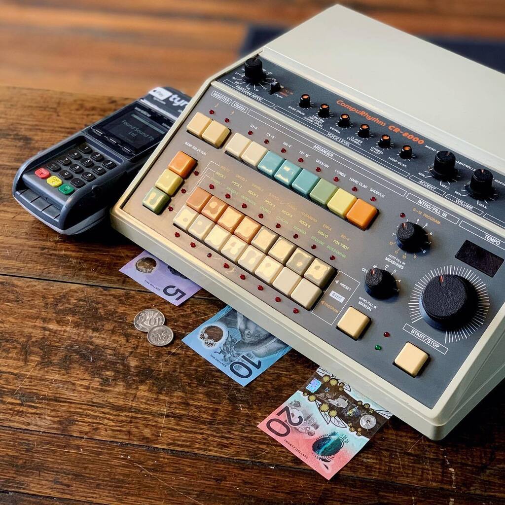 foundsound_'s tweet photo. Hey we got a new till.. 💸
It makes beats too!
#roland #compurhythm
#cr8000 #microcomputercontrolled
#🔎🔈 https://t.co/NLK4AFwSQQ https://t.co/t6oYVQ50Uv