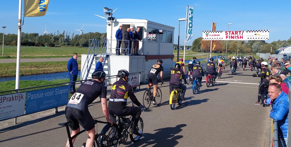 En weg zijn ze voor een zinderende finale van de dernywedstrijd🛵🚴💨