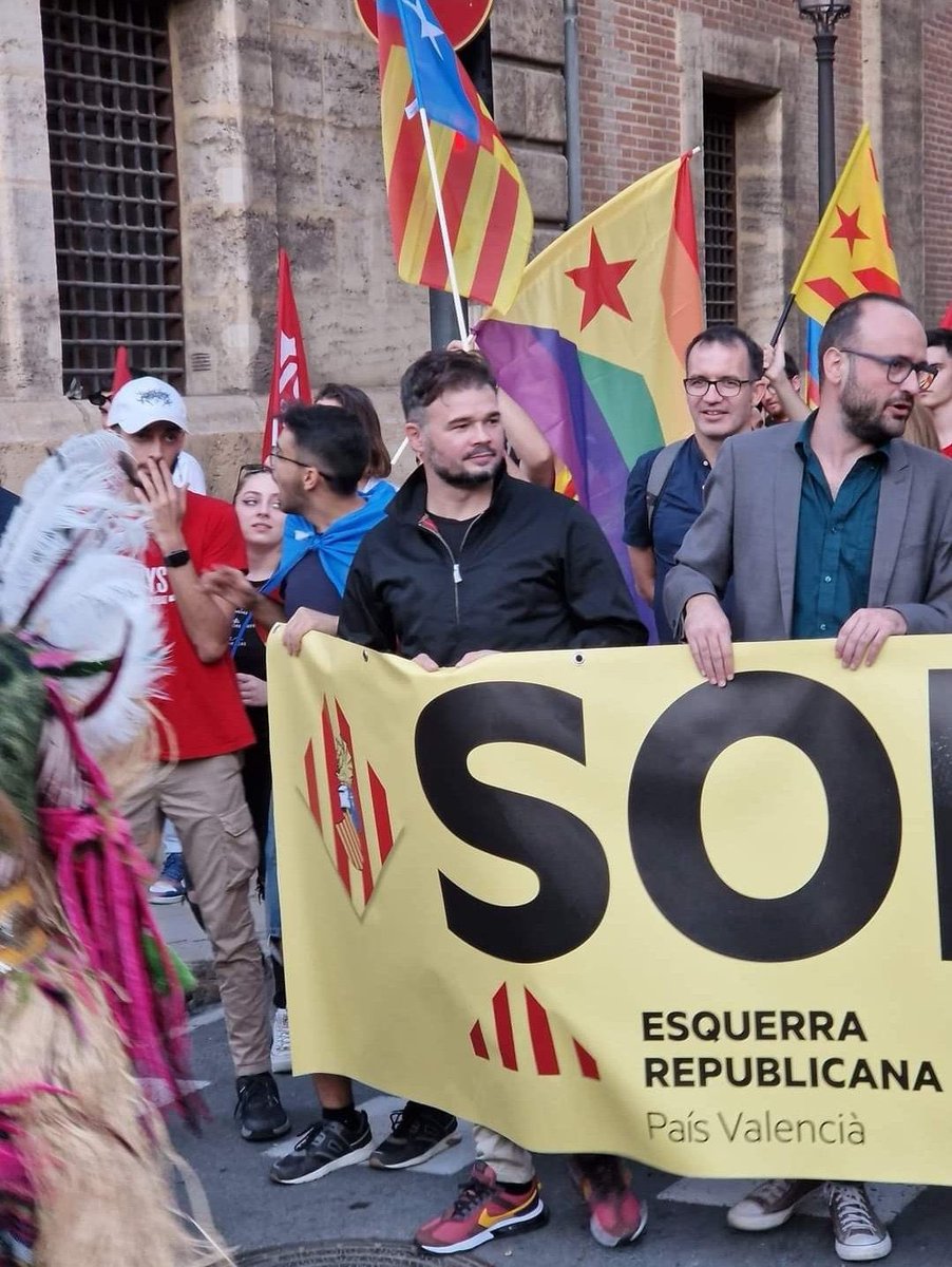 pegaso6038's tweet photo. 100 euros cuestan las zapatillas del revolucionario @gabrielrufian https://t.co/sf3SfoJLHj