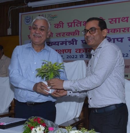 कल यानि 10 अक्टूबर को आईएएस 2021 बैच एवं आईएफएस 2018 व 2019 बैच के प्रशिक्षु अधिकारियों ने की शिष्टाचार भेंट की।

ज्यादातर प्रशिक्षु अधिकारी इंजीनियरिंग स्ट्रीम से थे।