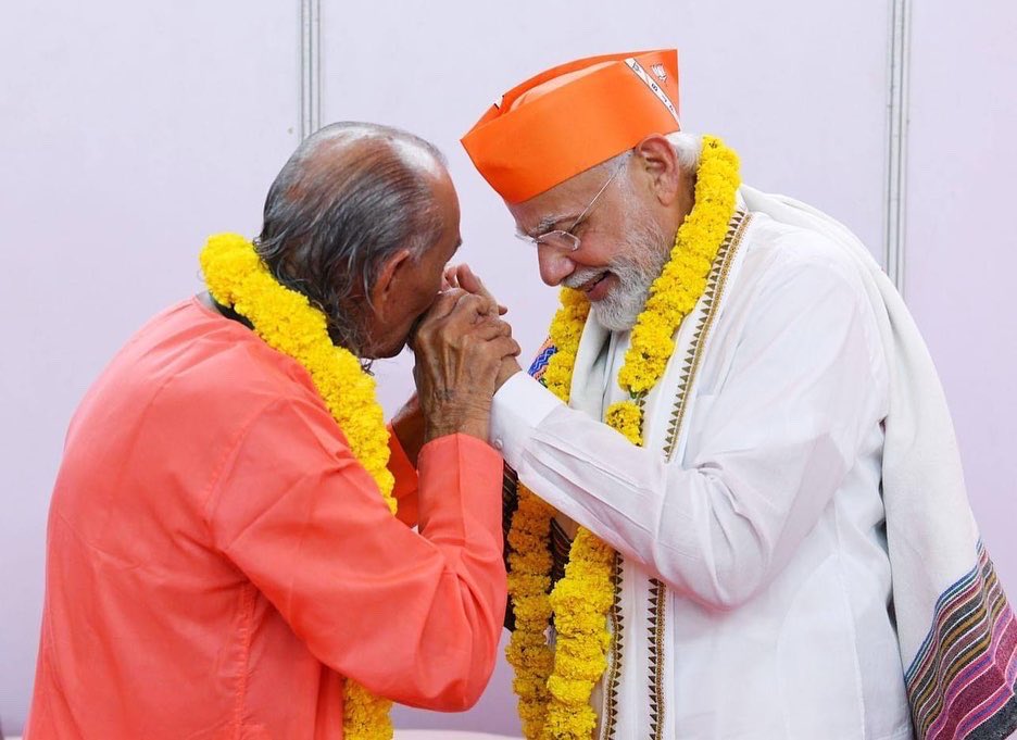 CRPaatil's tweet photo. લાગણીસભર પળ…

માનનીય પ્રધાનમંત્રી શ્રી @narendramodi સાહેબે પરબધામના પૂજ્ય કરસનદાસ બાપુ સાથે મુલાકાત કરી ત્યારે લાગણીસભર વાતાવરણ સર્જાયું. https://t.co/HKYxqzeLkU