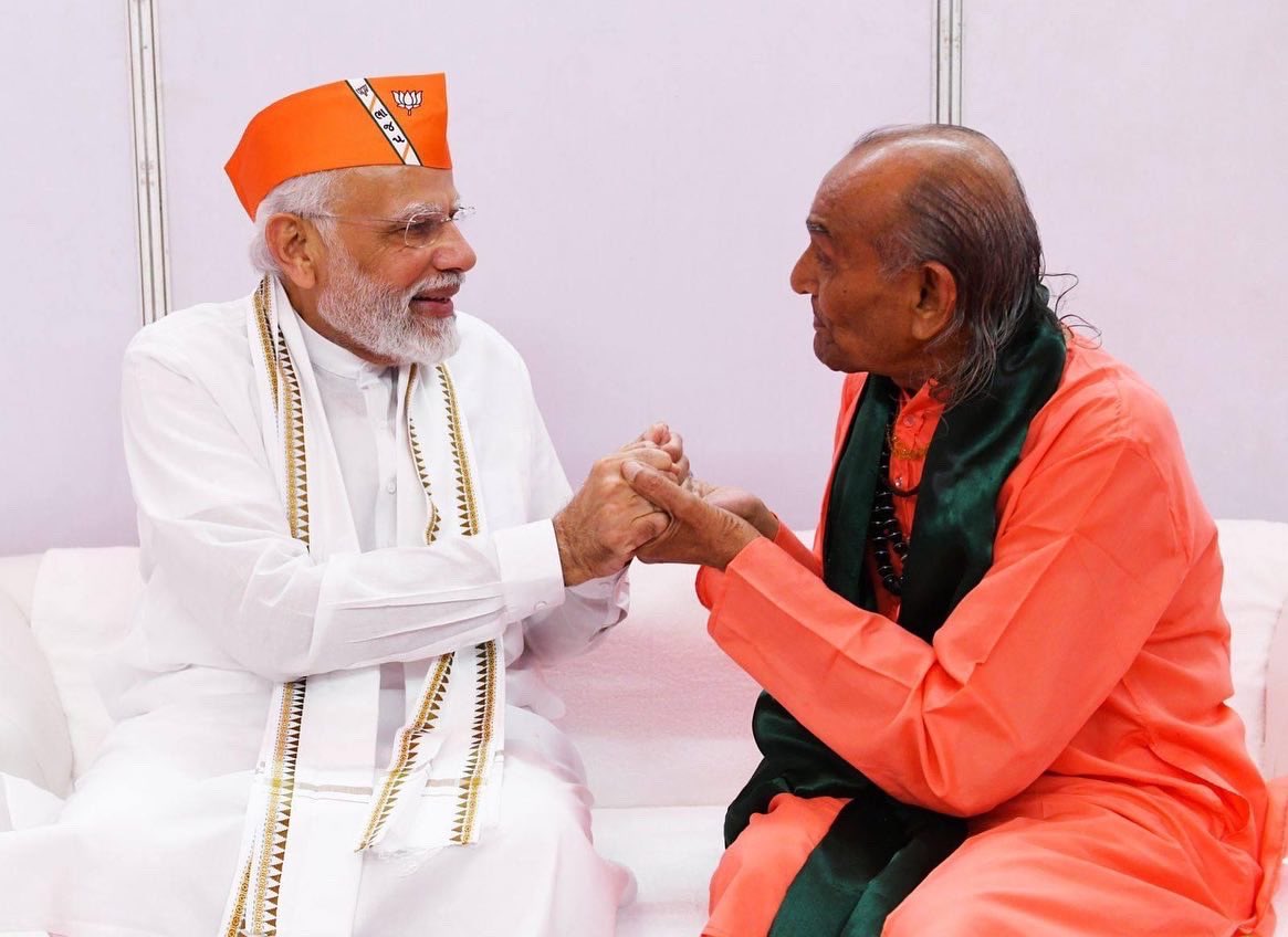 CRPaatil's tweet photo. લાગણીસભર પળ…

માનનીય પ્રધાનમંત્રી શ્રી @narendramodi સાહેબે પરબધામના પૂજ્ય કરસનદાસ બાપુ સાથે મુલાકાત કરી ત્યારે લાગણીસભર વાતાવરણ સર્જાયું. https://t.co/HKYxqzeLkU