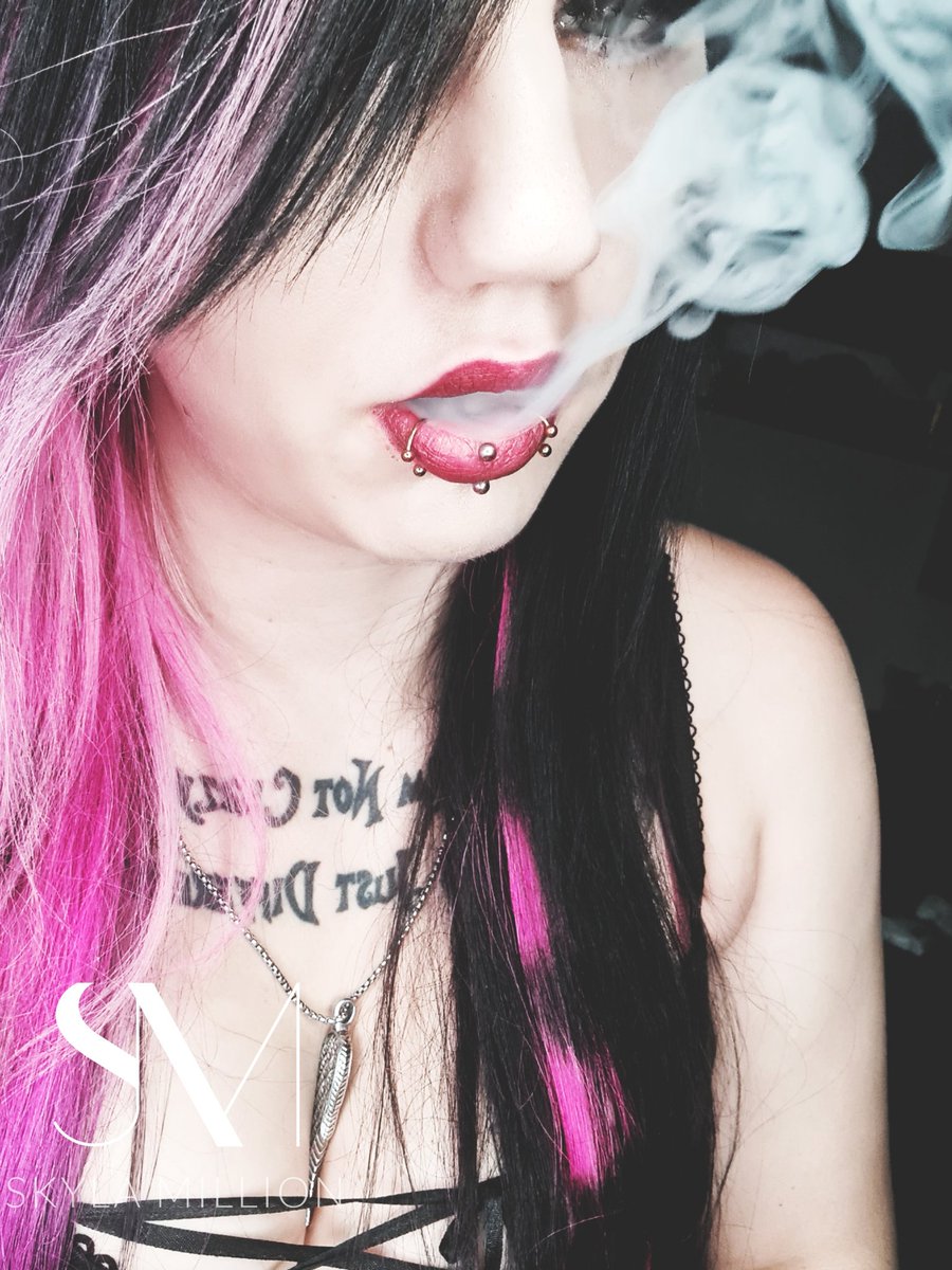 Skyla_Million's tweet photo. Guten Morgen Fußvolk. 

#findom #femdom #moneydom #geldherrin #smokefetish #goddess #paypig #humanatm #finsub #findomprincess #ladyskyla https://t.co/8adF0JP5V5