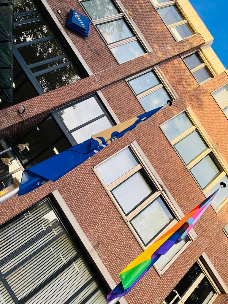 wijkagent_mk's tweet photo. Vandaag is het #ComingOutDay omdat iedereen, altijd en overal waar je ook bent het recht heeft om zichzelf te zijn! Vandaag ook bij ons de 🌈 vlag! #politieutrecht https://t.co/8o3Dfq7w2H