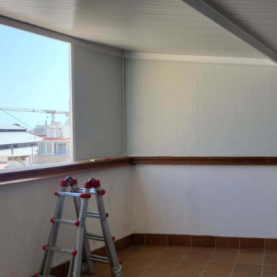 vidrescastro's tweet photo. El nostre client volia guanyar espai i tenir una habitació més. Ens va trucar i vàrem fer un tancament en la seva terrassa. Des de l'estructura fins al sostre i parets. Bona idea i bona feina equip 😆 https://t.co/pPjYJSC5LZ